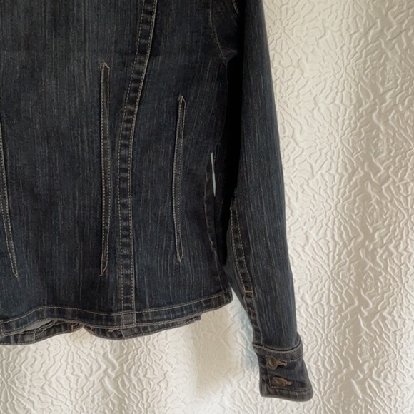Black Jean Jacket with Fitted Silhouette and Contrast Stitching - Picture 9 of 10